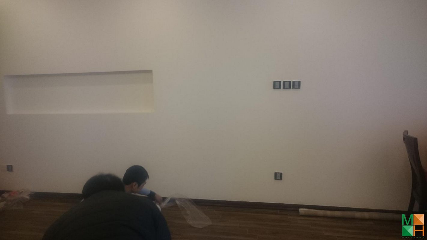 thi-cong-giay-dan-tuong-van-soc-tai-nha-chi-dung-2402-toa-Diamond (5)